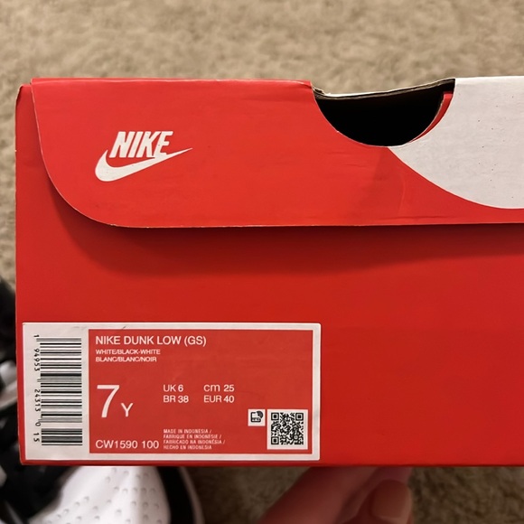 Nike Dunk low (GS), white/black, size 7 fits women’s size 8/8.5 - Picture 2 of 7